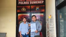 GAGAH: Sekretaris Ikatan Wartawan Online (IWO) Sumenep, Moh. Horri (kanan) bersama Ahmad Syarif Hidayatullah, menunjukkan bukti laporan pengaduan terhadap akun TikTok @Juan Kurniawan di Satreskrim Polres Sumenep (Mufti Che - Seputar Jatim)