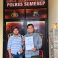 GAGAH: Sekretaris Ikatan Wartawan Online (IWO) Sumenep, Moh. Horri (kanan) bersama Ahmad Syarif Hidayatullah, menunjukkan bukti laporan pengaduan terhadap akun TikTok @Juan Kurniawan di Satreskrim Polres Sumenep (Mufti Che - Seputar Jatim)
