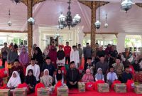 RAMADAN: Bupati Sumenep, Achmad Fauzi Wongsojudo, berfoto bersama usai penyerahan zakat secara simbolis kepada perwakilan lembaga penyalur di Pendopo Keraton Sumenep (SandiGT-Seputar Jatim)