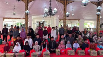 RAMADAN: Bupati Sumenep, Achmad Fauzi Wongsojudo, berfoto bersama usai penyerahan zakat secara simbolis kepada perwakilan lembaga penyalur di Pendopo Keraton Sumenep (SandiGT-Seputar Jatim)