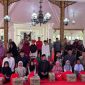 RAMADAN: Bupati Sumenep, Achmad Fauzi Wongsojudo, berfoto bersama usai penyerahan zakat secara simbolis kepada perwakilan lembaga penyalur di Pendopo Keraton Sumenep (SandiGT-Seputar Jatim)