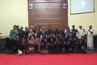 KOMPAK: Seluruh UKM Sanggar Lentera lintas generasi melakukan foto bersama usai buka puasa bersama (SandiGT - Seputar Jatim)