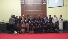 KOMPAK: Seluruh UKM Sanggar Lentera lintas generasi melakukan foto bersama usai buka puasa bersama (SandiGT - Seputar Jatim)