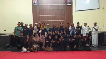 KOMPAK: Seluruh UKM Sanggar Lentera lintas generasi melakukan foto bersama usai buka puasa bersama (SandiGT - Seputar Jatim)