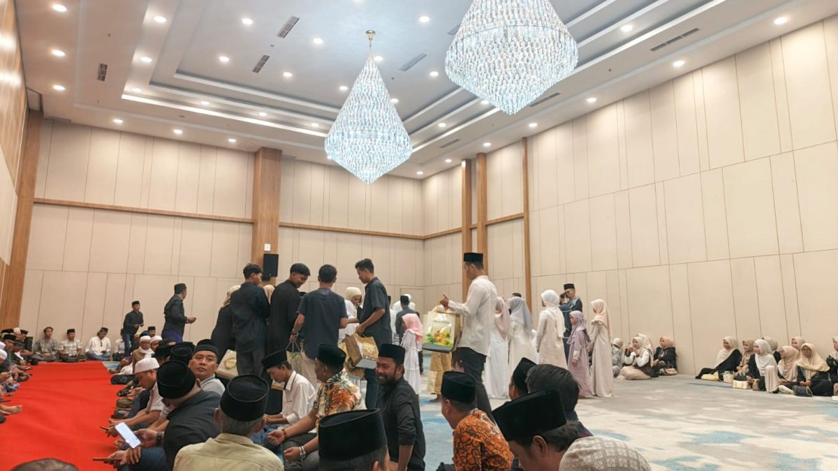 BERBAGI: Suasana pemberian santunan kepada puluhan anak yatim di Ballroom Hotel Myze (Mufti Che - Seputar Jatim)