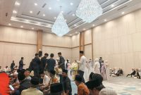 BERBAGI: Suasana pemberian santunan kepada puluhan anak yatim di Ballroom Hotel Myze (Mufti Che - Seputar Jatim)