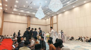 BERBAGI: Suasana pemberian santunan kepada puluhan anak yatim di Ballroom Hotel Myze (Mufti Che - Seputar Jatim)