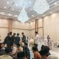 BERBAGI: Suasana pemberian santunan kepada puluhan anak yatim di Ballroom Hotel Myze (Mufti Che - Seputar Jatim)