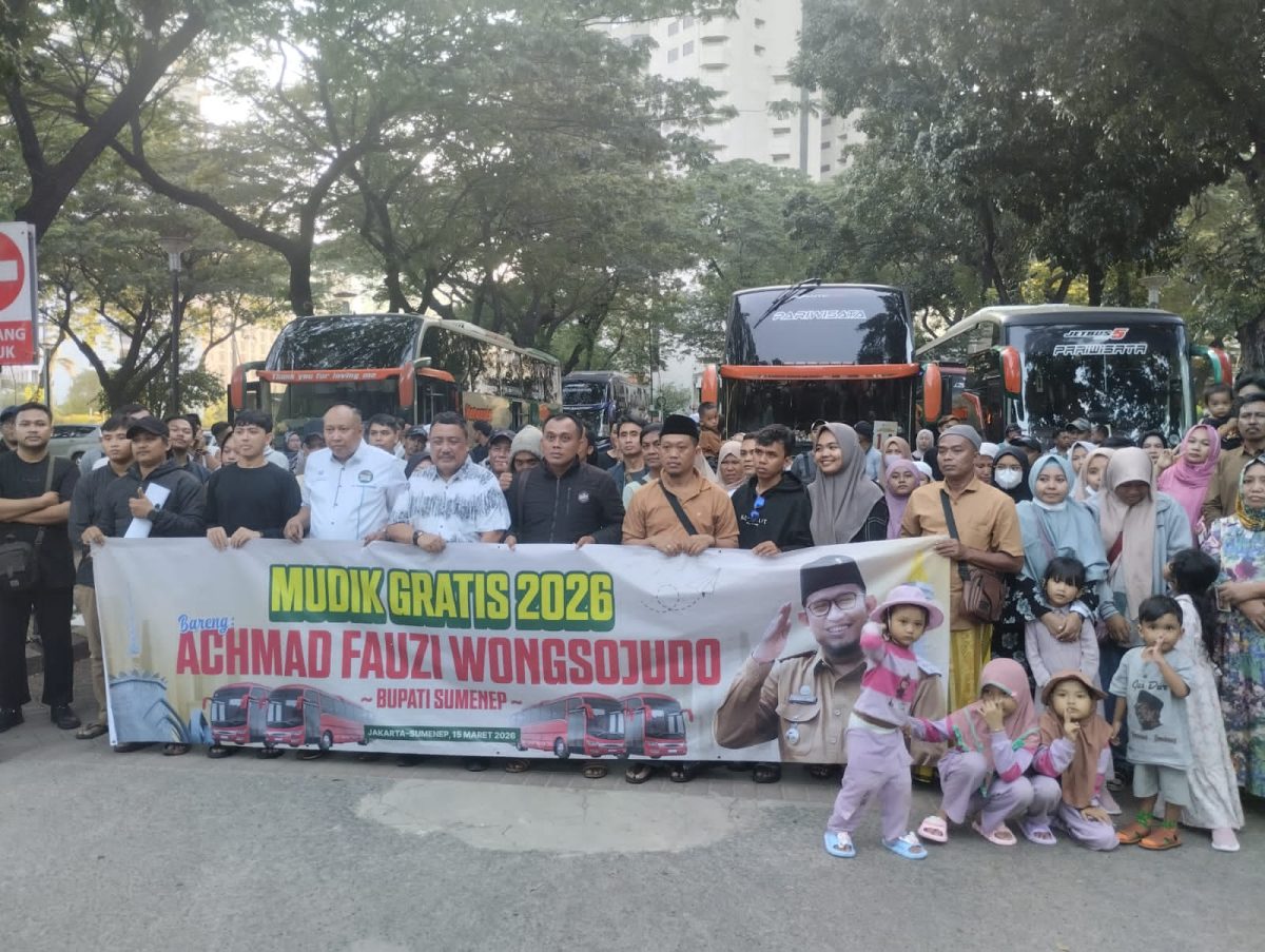 GEMBIRA: Ratusan perantau asal Sumenep di Jakarta bersiap pulang kampung melalui program Mudik Gratis 2026 bersama Bupati Sumenep. yang didampingi Plt Kepala Disperkimhub Sumenep Achmad Dzulkarnain (tengah) (Doc. Seputar Jatim)