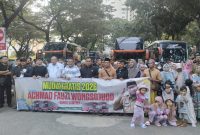 GEMBIRA: Ratusan perantau asal Sumenep di Jakarta bersiap pulang kampung melalui program Mudik Gratis 2026 bersama Bupati Sumenep. yang didampingi Plt Kepala Disperkimhub Sumenep Achmad Dzulkarnain (tengah) (Doc. Seputar Jatim)