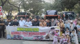 GEMBIRA: Ratusan perantau asal Sumenep di Jakarta bersiap pulang kampung melalui program Mudik Gratis 2026 bersama Bupati Sumenep. yang didampingi Plt Kepala Disperkimhub Sumenep Achmad Dzulkarnain (tengah) (Doc. Seputar Jatim)