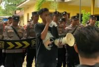 ORASI: Ketua Gerakan Pemuda Peduli Sumenep (GPPS), Tijanuz Zaman, saat melakukan aksi demonstrasi (SandiGT - Seputar Jatim)