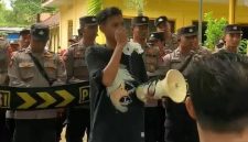 ORASI: Ketua Gerakan Pemuda Peduli Sumenep (GPPS), Tijanuz Zaman, saat melakukan aksi demonstrasi (SandiGT - Seputar Jatim)