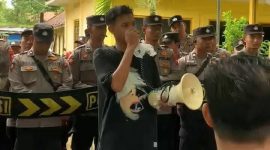 ORASI: Ketua Gerakan Pemuda Peduli Sumenep (GPPS), Tijanuz Zaman, saat melakukan aksi demonstrasi (SandiGT - Seputar Jatim)