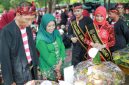 TERSENYUM: Asisten Administrasi Umum Setdakab Sumenep, Ferdiansyah Tetrajaya, saat meninjau peserta Festival Ketupat di kawasan wisata Pantai Lombang (Doc. Seputar Jatim)