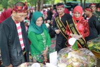 TERSENYUM: Asisten Administrasi Umum Setdakab Sumenep, Ferdiansyah Tetrajaya, saat meninjau peserta Festival Ketupat di kawasan wisata Pantai Lombang (Doc. Seputar Jatim)