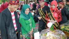 TERSENYUM: Asisten Administrasi Umum Setdakab Sumenep, Ferdiansyah Tetrajaya, saat meninjau peserta Festival Ketupat di kawasan wisata Pantai Lombang (Doc. Seputar Jatim)