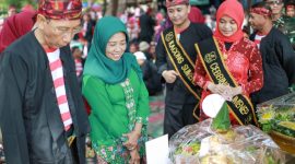 TERSENYUM: Asisten Administrasi Umum Setdakab Sumenep, Ferdiansyah Tetrajaya, saat meninjau peserta Festival Ketupat di kawasan wisata Pantai Lombang (Doc. Seputar Jatim)