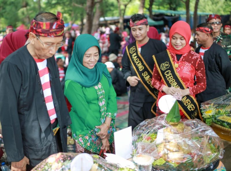 TERSENYUM: Asisten Administrasi Umum Setdakab Sumenep, Ferdiansyah Tetrajaya, saat meninjau peserta Festival Ketupat di kawasan wisata Pantai Lombang (Doc. Seputar Jatim)