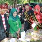 TERSENYUM: Asisten Administrasi Umum Setdakab Sumenep, Ferdiansyah Tetrajaya, saat meninjau peserta Festival Ketupat di kawasan wisata Pantai Lombang (Doc. Seputar Jatim)