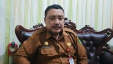 GAGAH: Plt Kepala Dinas Disperkimhub Sumenep, Achmad Dzulkarnain, saat ditemui di ruang kerjanya (SandiGT - Seputar Jatim)