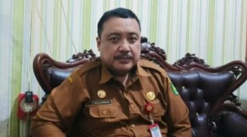 GAGAH: Plt Kepala Dinas Disperkimhub Sumenep, Achmad Dzulkarnain, saat ditemui di ruang kerjanya (SandiGT - Seputar Jatim)