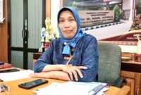 TERSENYUM: Direktur RSUD dr. H. Moh. Anwar, dr. Erliyati saat ditemui di ruang kerjanya (Foto Istimewa)