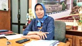 TERSENYUM: Direktur RSUD dr. H. Moh. Anwar, dr. Erliyati saat ditemui di ruang kerjanya (Foto Istimewa)