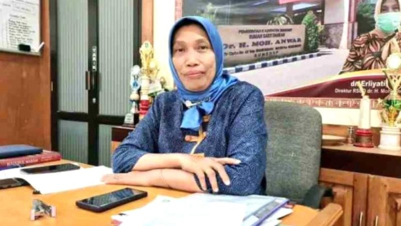 TERSENYUM: Direktur RSUD dr. H. Moh. Anwar, dr. Erliyati saat ditemui di ruang kerjanya (Foto Istimewa)