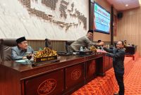 RAPAT: Wakil Bupati Sumenep (duduk) bersama Ketua DPRD Sumenep (pimpinan) usai Rapat Paripurna penyampaian laporan hasil Reses II Tahun Sidang 2026 di ruang sidang DPRD setemp (Foto Istimewa)