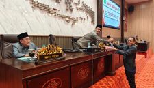 RAPAT: Wakil Bupati Sumenep (duduk) bersama Ketua DPRD Sumenep (pimpinan) usai Rapat Paripurna penyampaian laporan hasil Reses II Tahun Sidang 2026 di ruang sidang DPRD setemp (Foto Istimewa)