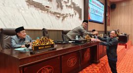 RAPAT: Wakil Bupati Sumenep (duduk) bersama Ketua DPRD Sumenep (pimpinan) usai Rapat Paripurna penyampaian laporan hasil Reses II Tahun Sidang 2026 di ruang sidang DPRD setemp (Foto Istimewa)