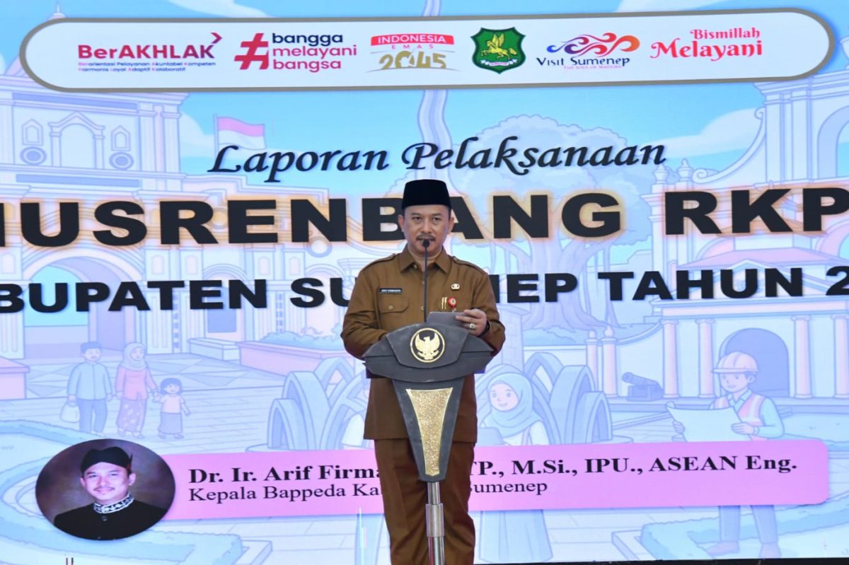 BERDIRI: Kepala Bappeda Kabupaten Sumenep, Arif Firmanto, saat membuka kegiatan Musrenbang RKPD di Pendopo Agung Keraton (Doc. Seputar Jatim)