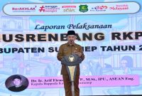 BERDIRI: Kepala Bappeda Kabupaten Sumenep, Arif Firmanto, saat membuka kegiatan Musrenbang RKPD di Pendopo Agung Keraton (Doc. Seputar Jatim)