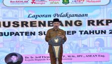 BERDIRI: Kepala Bappeda Kabupaten Sumenep, Arif Firmanto, saat membuka kegiatan Musrenbang RKPD di Pendopo Agung Keraton (Doc. Seputar Jatim)
