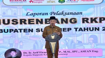 BERDIRI: Kepala Bappeda Kabupaten Sumenep, Arif Firmanto, saat membuka kegiatan Musrenbang RKPD di Pendopo Agung Keraton (Doc. Seputar Jatim)