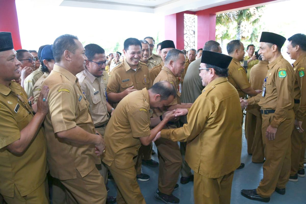 TERSENYUM: Wabup Sumenep, Imam Hasyim, saat bersalaman dengan seluruh ASN) di lingkungan Pemerintah Kabupaten Sumenep pasca Lebaran (Doc. Seputar Jatim)