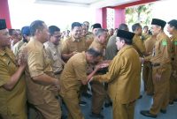 TERSENYUM: Wabup Sumenep, Imam Hasyim, saat bersalaman dengan seluruh ASN) di lingkungan Pemerintah Kabupaten Sumenep pasca Lebaran (Doc. Seputar Jatim)