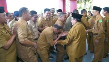 TERSENYUM: Wabup Sumenep, Imam Hasyim, saat bersalaman dengan seluruh ASN) di lingkungan Pemerintah Kabupaten Sumenep pasca Lebaran (Doc. Seputar Jatim)