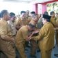 TERSENYUM: Wabup Sumenep, Imam Hasyim, saat bersalaman dengan seluruh ASN) di lingkungan Pemerintah Kabupaten Sumenep pasca Lebaran (Doc. Seputar Jatim)