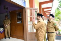 MENGECEK: Bupati Sumenep Achmad Fauzi Wongsojudo (depa) bersama Kadisdik Moh. ikasan (belakang) saat memantau langsung pelaksanaan TKA SMP tahun 2026 (Doc. Seputar Jatim)