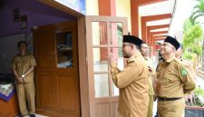 MENGECEK: Bupati Sumenep Achmad Fauzi Wongsojudo (depa) bersama Kadisdik Moh. ikasan (belakang) saat memantau langsung pelaksanaan TKA SMP tahun 2026 (Doc. Seputar Jatim)