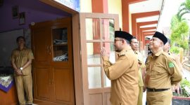 MENGECEK: Bupati Sumenep Achmad Fauzi Wongsojudo (depa) bersama Kadisdik Moh. ikasan (belakang) saat memantau langsung pelaksanaan TKA SMP tahun 2026 (Doc. Seputar Jatim)