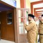 MENGECEK: Bupati Sumenep Achmad Fauzi Wongsojudo (depa) bersama Kadisdik Moh. ikasan (belakang) saat memantau langsung pelaksanaan TKA SMP tahun 2026 (Doc. Seputar Jatim)