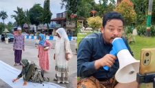 AKSI: TikToker Sumenep, Deni Puja Pranata atau Mana-Mana saat melakukan gerakan seribu tanda tangan untuk Haji Her (SC. TikTok)