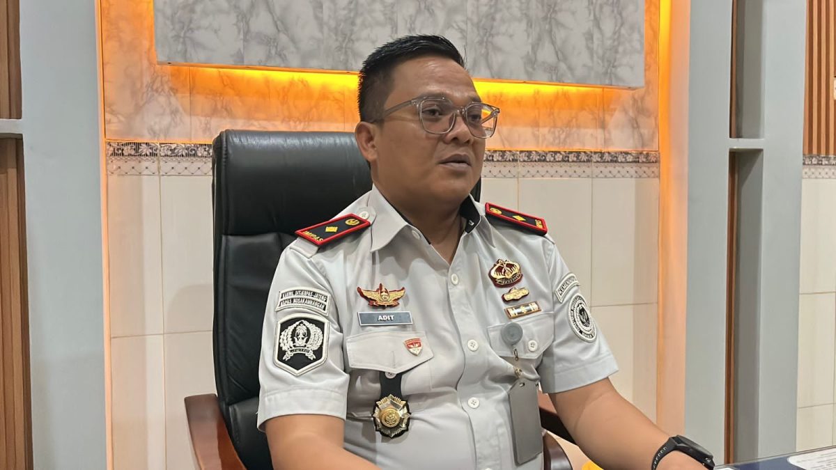 TEGAS: Kepala Rutan Sumenep, Aditya Wahyu Rahmadani, saat diwawancarai di kantornya (SandiGT - Seputar Jatim)