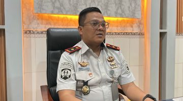 TEGAS: Kepala Rutan Sumenep, Aditya Wahyu Rahmadani, saat diwawancarai di kantornya (SandiGT - Seputar Jatim)