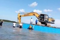 DEMONSTRASI: Warga Tapakerbau, Desa Gersik Putih, Sumenep, menghadang alat berat excavator yang hendak melakukan aktivitas reklamasi di kawasan pesisir (Foto Istimewa)