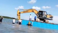 DEMONSTRASI: Warga Tapakerbau, Desa Gersik Putih, Sumenep, menghadang alat berat excavator yang hendak melakukan aktivitas reklamasi di kawasan pesisir (Foto Istimewa)
