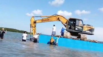 DEMONSTRASI: Warga Tapakerbau, Desa Gersik Putih, Sumenep, menghadang alat berat excavator yang hendak melakukan aktivitas reklamasi di kawasan pesisir (Foto Istimewa)